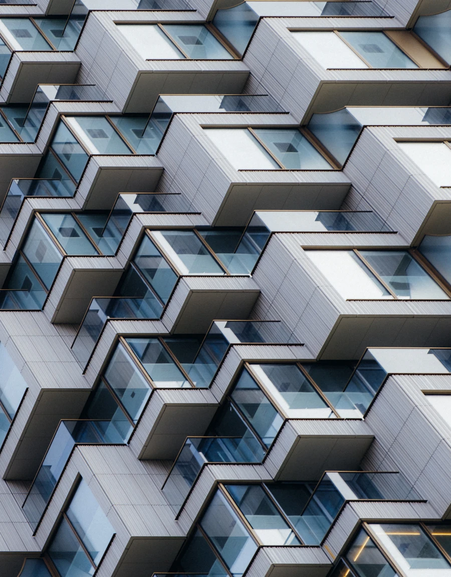 Fachada de un edificio residencial con balcones escalonados y ventanales