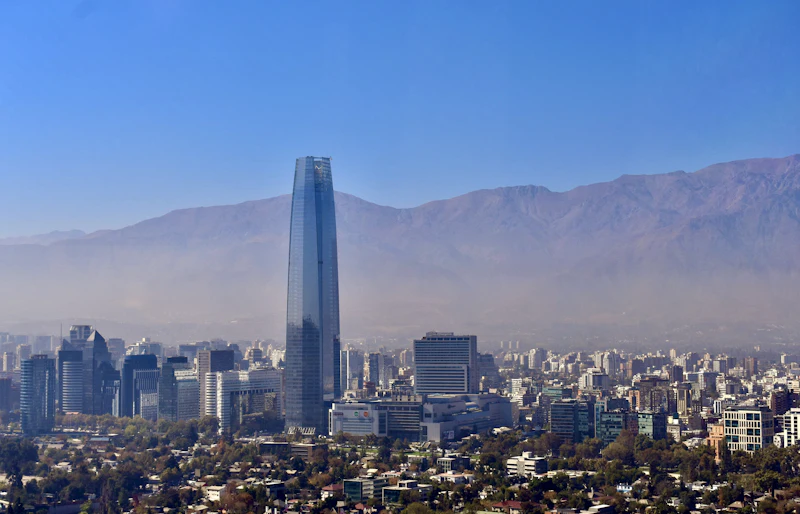 Vista de Santiago con la torre Costanera Center y la cordillera de los Andes al fondo